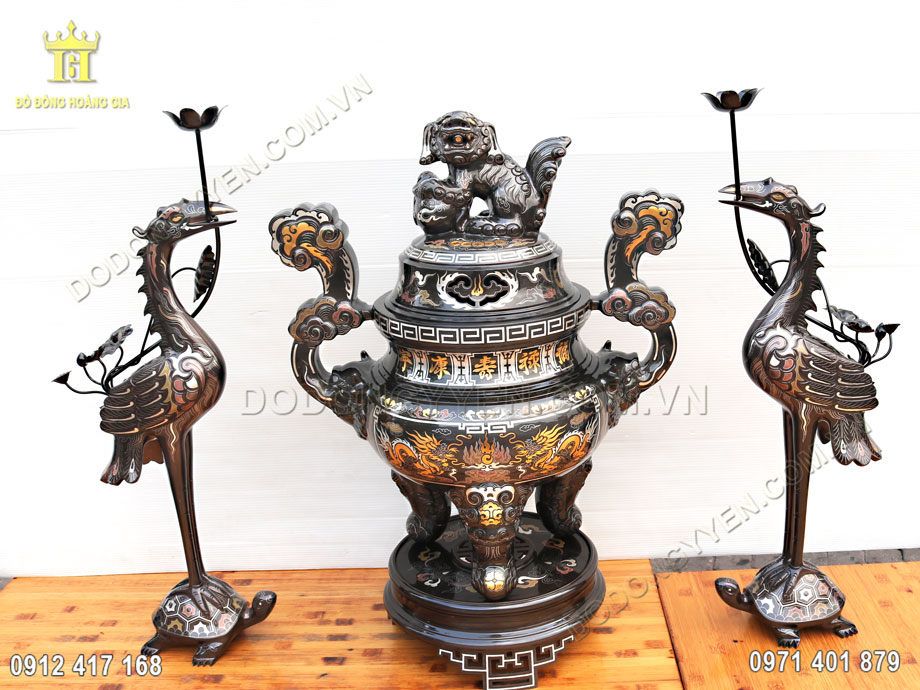 Bề mặt đồ thờ được chạm khảm nguy&ecirc;n liệu v&agrave;ng, bạc 925